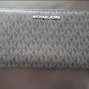 Michael Kors Jet Set Travel Wallet